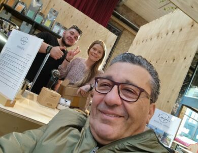 زُهَيْر بن حبيب اللاجمي مع ابنه في Lajmi Coffee Roasters في آرهوس، نموذج ملهم للاندماج الاجتماعي والريادة والإصرار على النجاح رغم التحديات.