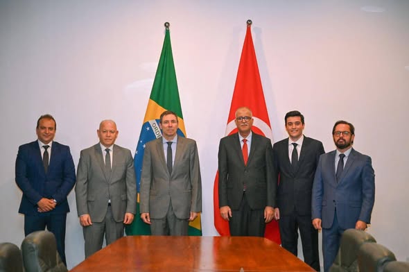 الدورة الخامسة للمشاورات السياسية بين تونس والبرازيل المنعقدة في برازيليا يوم 23 فيفري 2026، بحضور وفدين رسميين، لبحث سبل تعزيز التعاون الاقتصادي والتجاري، ودفع الصادرات التونسية خاصة زيت الزيتون، إلى جانب مناقشة آفاق الشراكة مع ميركوسور والتنسيق حول القضايا الإقليمية والدولية.