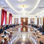 خريطة توضيحية لمسار مشروع القطار فائق السرعة في تونس الذي يربط بين بنزرت شمالًا وبن قردان جنوبًا، مع امتدادات نحو عنابة بالجزائر ورأس جدير على الحدود الليبية، مرورًا بعدة مدن وموانئ استراتيجية.