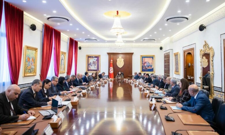 خريطة توضيحية لمسار مشروع القطار فائق السرعة في تونس الذي يربط بين بنزرت شمالًا وبن قردان جنوبًا، مع امتدادات نحو عنابة بالجزائر ورأس جدير على الحدود الليبية، مرورًا بعدة مدن وموانئ استراتيجية.