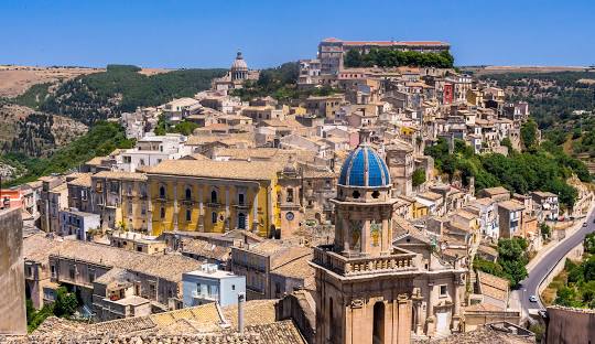 صورة توثق أجواء إفطار رمضان 2026 في راغوزا، بحضور عائلات وممثلين عن السلطات المحلية والجمعيات المدنية، في فعالية تعزز قيم التعايش والحوار والتضامن بين مختلف مكونات المجتمع.