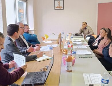 لقاء تشاوري بقنصلية تونس في قرونوبل جمع القنصل بالنيابة برؤساء جمعيات تونسية داخل فضاء «دار التونسي» لبحث برنامج أنشطة 2026 لفائدة الجالية التونسية بفرنسا.