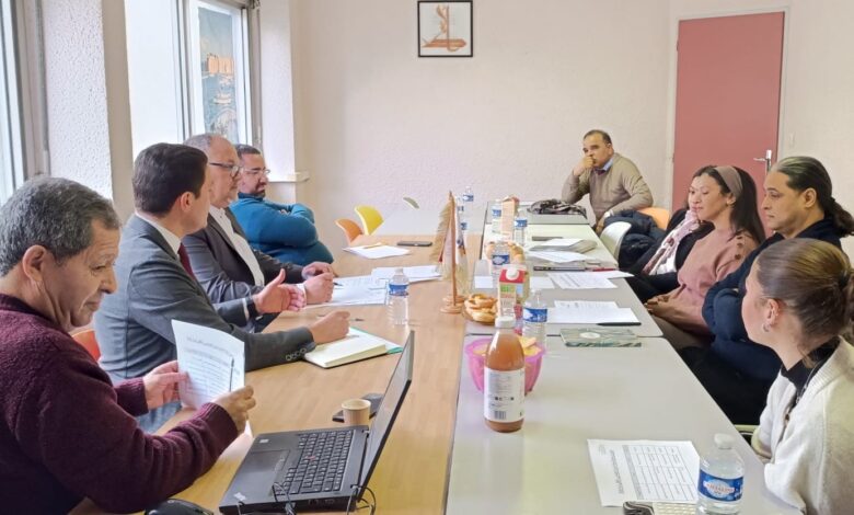 لقاء تشاوري بقنصلية تونس في قرونوبل جمع القنصل بالنيابة برؤساء جمعيات تونسية داخل فضاء «دار التونسي» لبحث برنامج أنشطة 2026 لفائدة الجالية التونسية بفرنسا.