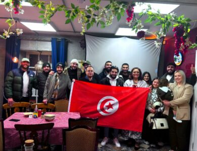 إفطار رمضاني للجالية التونسية في إيرلندا من تنظيم صباح سندي صاحبة مطعم كارتاقو في بلفاست، بحضور كفاءات تونسية وضيوف من دول عربية وأوروبية حول مائدة تونسية تقليدية.