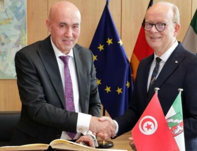 لقاء رسمي في دوسلدورف بين القنصل التونسي مصطفى زيري ورئيس برلمان شمال الراين-وستفاليا André Kuper لبحث تعزيز التعاون بين تونس وألمانيا.