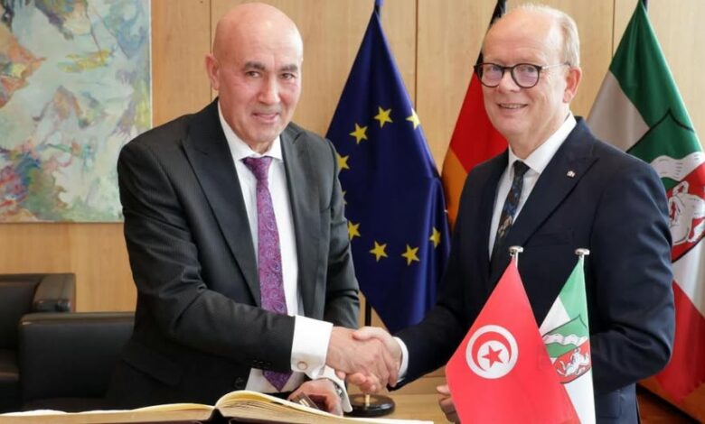 لقاء رسمي في دوسلدورف بين القنصل التونسي مصطفى زيري ورئيس برلمان شمال الراين-وستفاليا André Kuper لبحث تعزيز التعاون بين تونس وألمانيا.