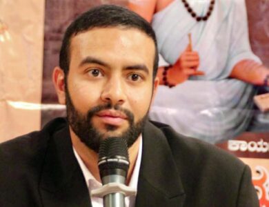 صورة للمهندس التونسي رامي بوخشم بعد انتخابه عضوًا في مجلس مدينة Erlangen في ألمانيا، في خطوة تعكس نجاح الكفاءات التونسية في الاندماج والمشاركة في الحياة العامة.