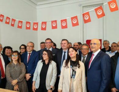 السفير التونسي بفرنسا ضياء خالد يؤدي زيارة إلى الوكالة القنصلية ببوردو بحضور عدد من المسؤولين التونسيين والفرنسيين، ويطّلع على سير العمل ويتحادث مع أفراد من الجالية التونسية حول خدمات القنصلية وانتظاراتهم.