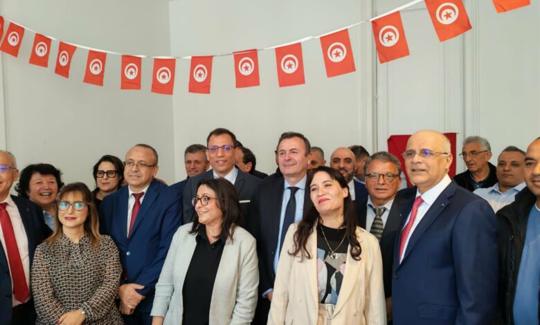 السفير التونسي بفرنسا ضياء خالد يؤدي زيارة إلى الوكالة القنصلية ببوردو بحضور عدد من المسؤولين التونسيين والفرنسيين، ويطّلع على سير العمل ويتحادث مع أفراد من الجالية التونسية حول خدمات القنصلية وانتظاراتهم.