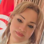 نجلاء، تونسية مقيمة في سويسرا، تعكس تمسكها بهويتها من خلال الأجواء التونسية في منزلها ومشاركتها في أنشطة الجالية، مع اندماج ناجح في المجتمع السويسري.