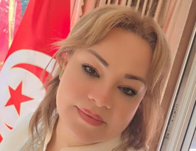 نجلاء، تونسية مقيمة في سويسرا، تعكس تمسكها بهويتها من خلال الأجواء التونسية في منزلها ومشاركتها في أنشطة الجالية، مع اندماج ناجح في المجتمع السويسري.