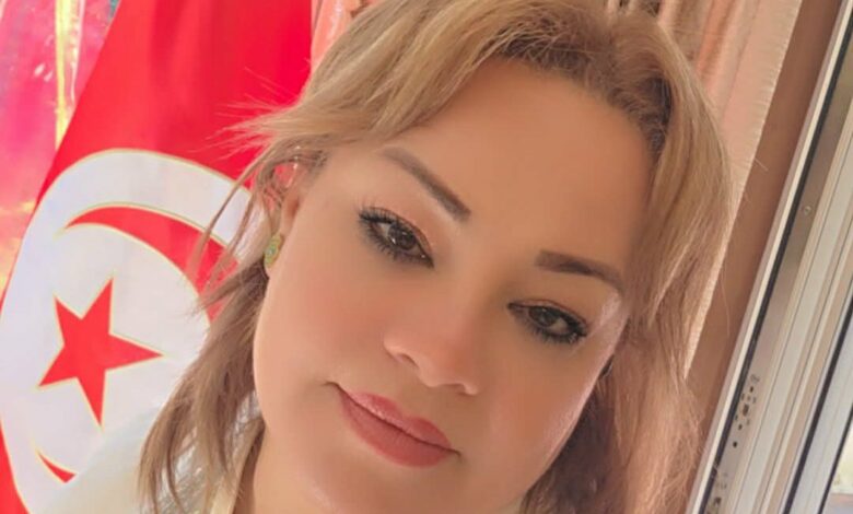 نجلاء، تونسية مقيمة في سويسرا، تعكس تمسكها بهويتها من خلال الأجواء التونسية في منزلها ومشاركتها في أنشطة الجالية، مع اندماج ناجح في المجتمع السويسري.